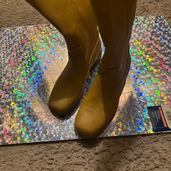 Tan boots - Picture 3 of 3